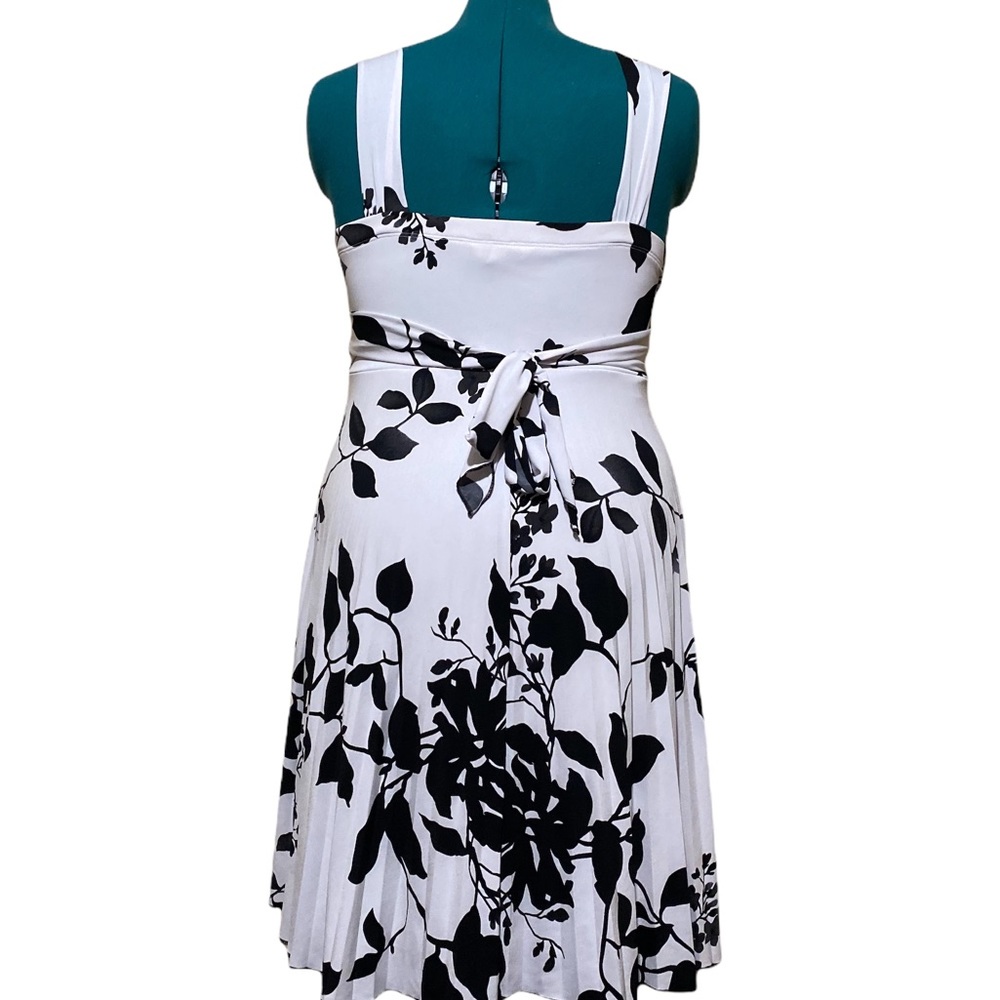 Women’s Floral Black and White Pleated Dress 👗 Large - Picture 3 of 8